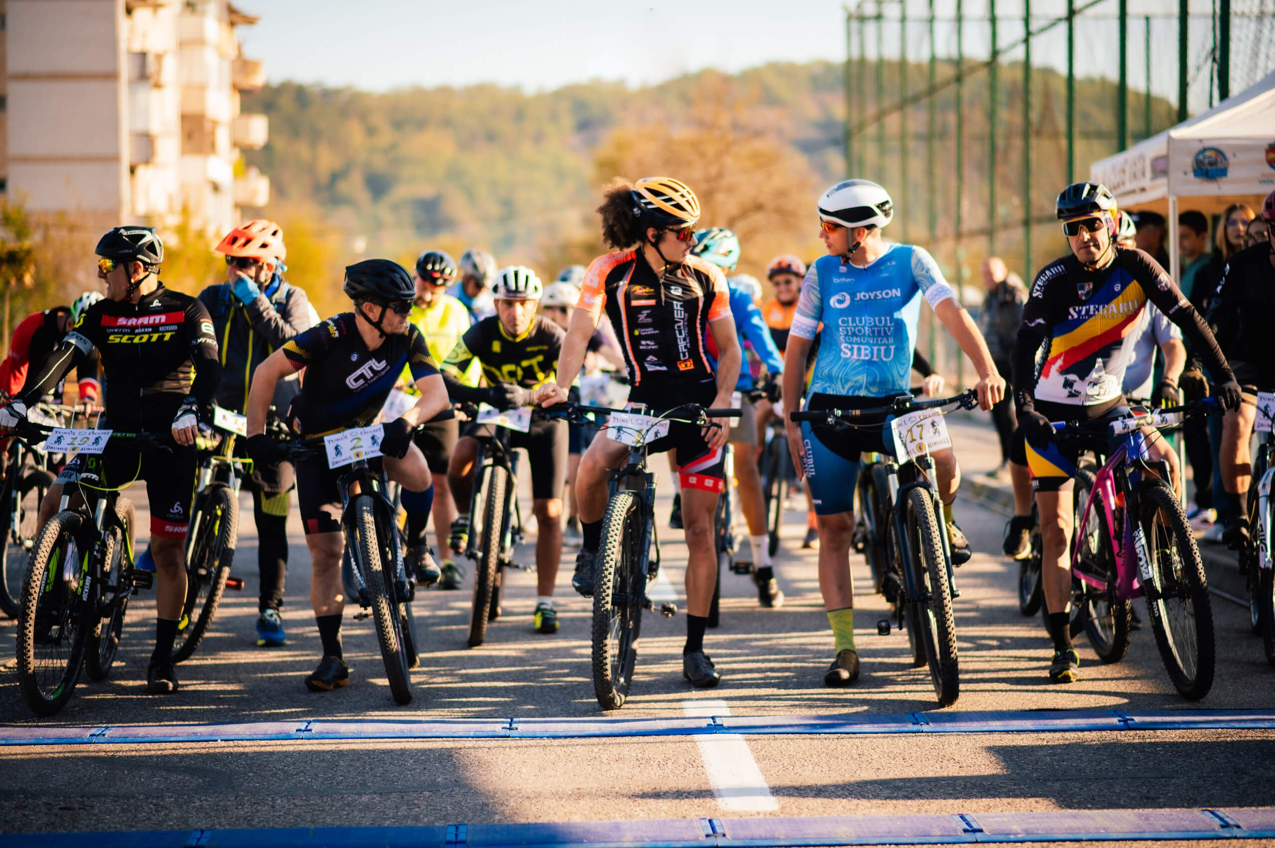 Cicliști la start